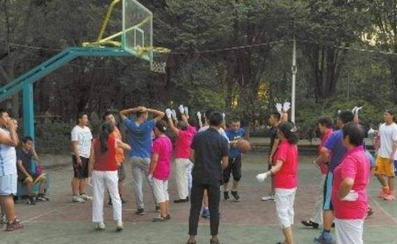 广场舞霸占篮球场最新