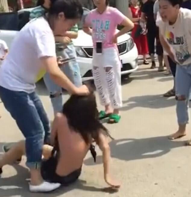 打小三扒衣服最新视频